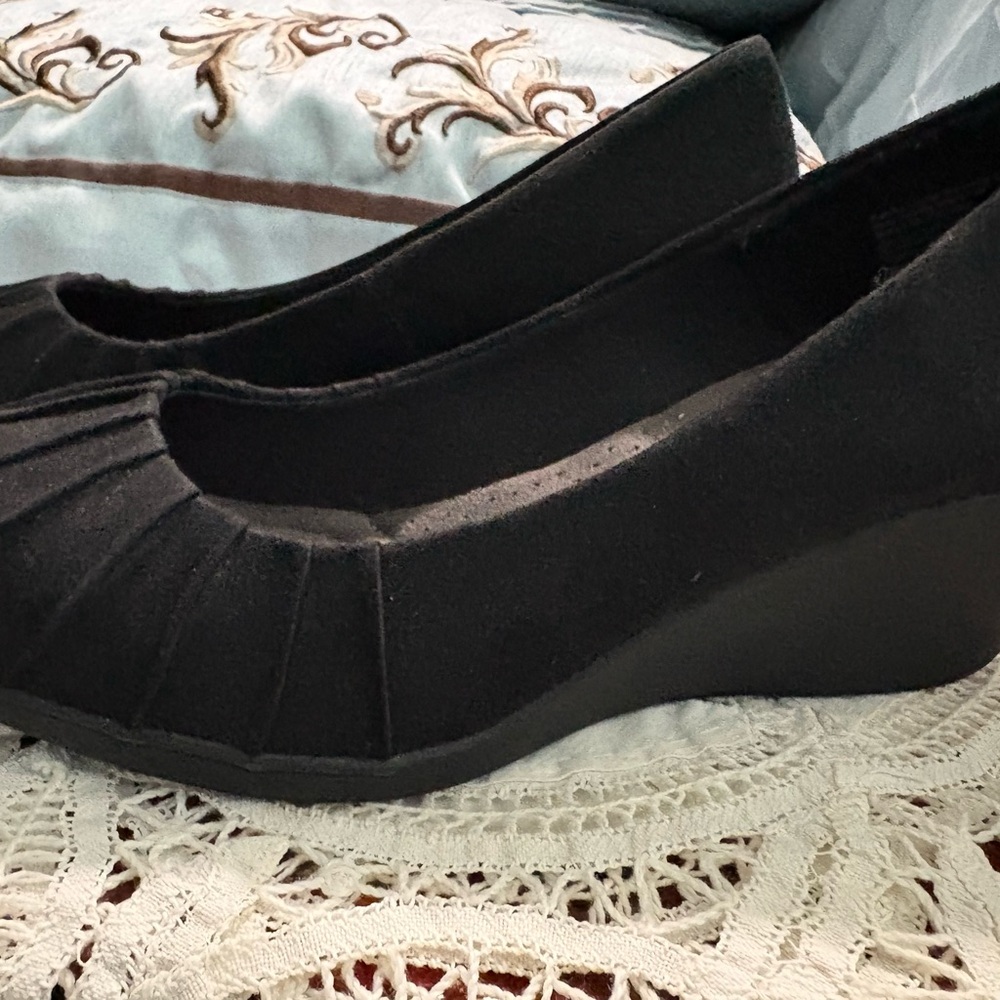 Dexflex Comfort Black Medium heel for Versatile Style